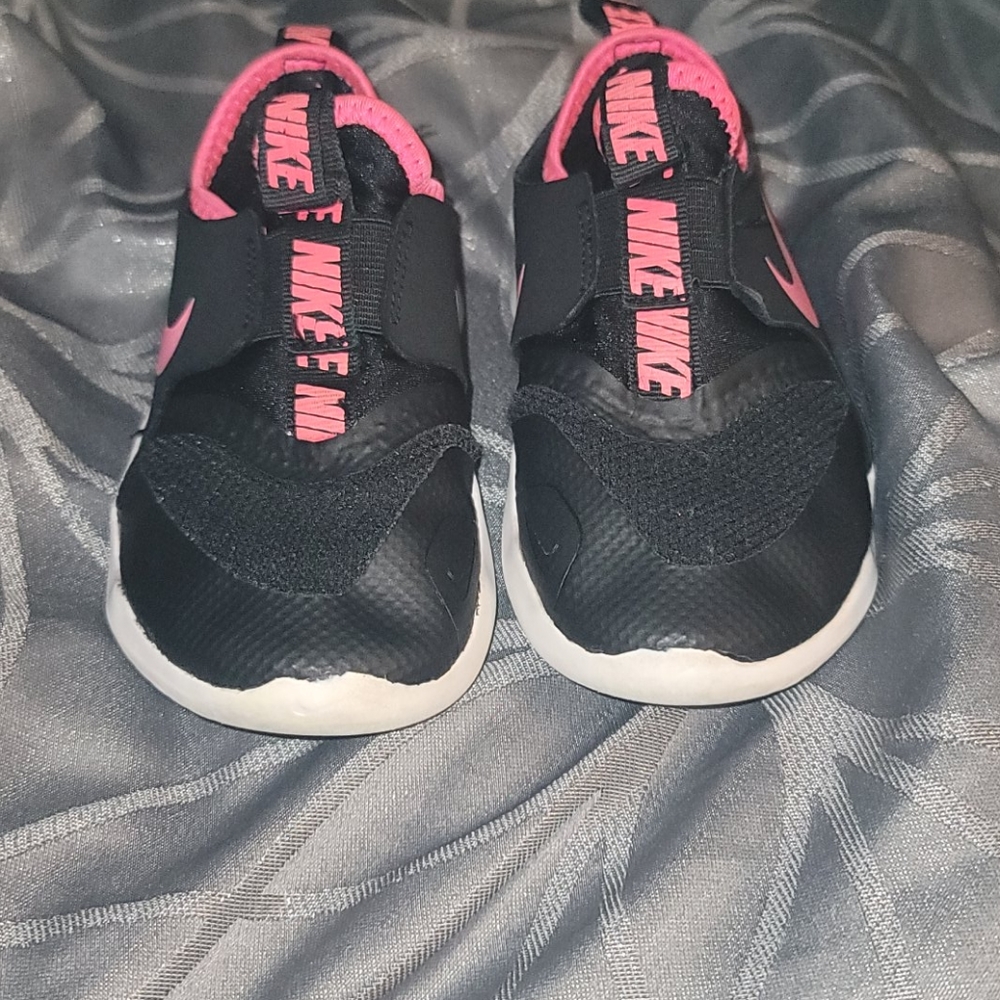 Girls nike flex runner size 8c
